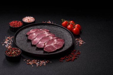 Kahvaltıda et, füme jambon ya da domuz sosisi dilimlenmiş sandviç. Tasarımın için dilimlenmiş jambon.