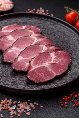 Kahvaltıda et, füme jambon ya da domuz sosisi dilimlenmiş sandviç. Tasarımın için dilimlenmiş jambon.