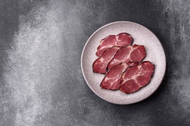 Kahvaltıda et, füme jambon ya da domuz sosisi dilimlenmiş sandviç. Tasarımın için dilimlenmiş jambon.