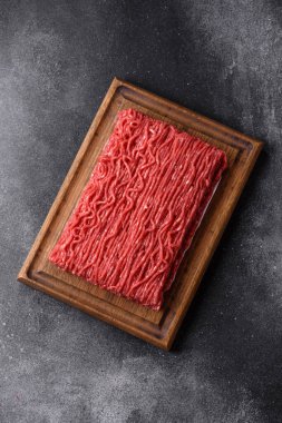 Hamburger için çiğ et ya da domuz eti ya da tuzlu ve baharatlı köfte. Tasarımınız için yemek arkaplanı olarak çiğ et.