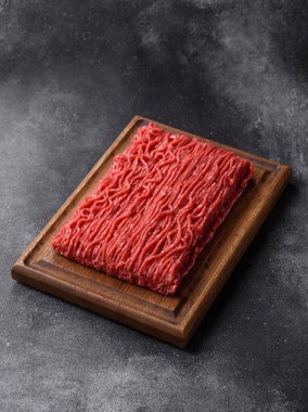 Hamburger için çiğ et ya da domuz eti ya da tuzlu ve baharatlı köfte. Tasarımınız için yemek arkaplanı olarak çiğ et.