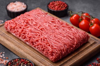 Hamburger için çiğ et ya da domuz eti ya da tuzlu ve baharatlı köfte. Tasarımınız için yemek arkaplanı olarak çiğ et.