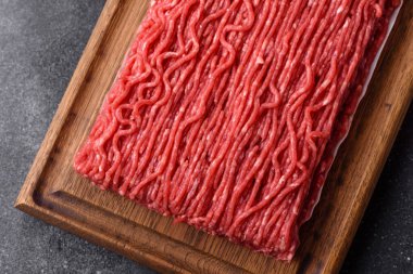 Hamburger için çiğ et ya da domuz eti ya da tuzlu ve baharatlı köfte. Tasarımınız için yemek arkaplanı olarak çiğ et.