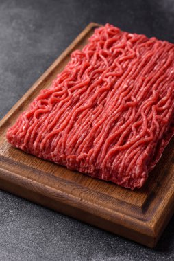 Hamburger için çiğ et ya da domuz eti ya da tuzlu ve baharatlı köfte. Tasarımınız için yemek arkaplanı olarak çiğ et.