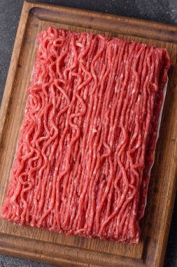 Hamburger için çiğ et ya da domuz eti ya da tuzlu ve baharatlı köfte. Tasarımınız için yemek arkaplanı olarak çiğ et.