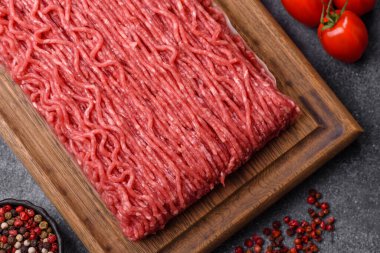 Hamburger için çiğ et ya da domuz eti ya da tuzlu ve baharatlı köfte. Tasarımınız için yemek arkaplanı olarak çiğ et.