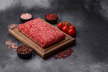 Hamburger için çiğ et ya da domuz eti ya da tuzlu ve baharatlı köfte. Tasarımınız için yemek arkaplanı olarak çiğ et.