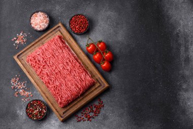 Hamburger için çiğ et ya da domuz eti ya da tuzlu ve baharatlı köfte. Tasarımınız için yemek arkaplanı olarak çiğ et.