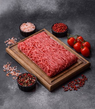 Hamburger için çiğ et ya da domuz eti ya da tuzlu ve baharatlı köfte. Tasarımınız için yemek arkaplanı olarak çiğ et.