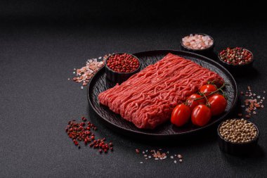 Hamburger için çiğ et ya da domuz eti ya da tuzlu ve baharatlı köfte. Tasarımınız için yemek arkaplanı olarak çiğ et.