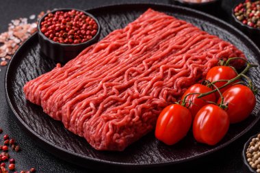 Hamburger için çiğ et ya da domuz eti ya da tuzlu ve baharatlı köfte. Tasarımınız için yemek arkaplanı olarak çiğ et.