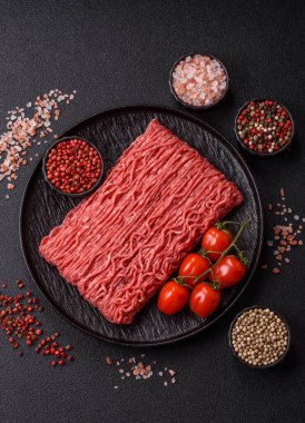 Hamburger için çiğ et ya da domuz eti ya da tuzlu ve baharatlı köfte. Tasarımınız için yemek arkaplanı olarak çiğ et.