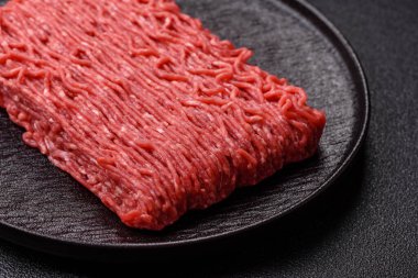 Hamburger için çiğ et ya da domuz eti ya da tuzlu ve baharatlı köfte. Tasarımınız için yemek arkaplanı olarak çiğ et.