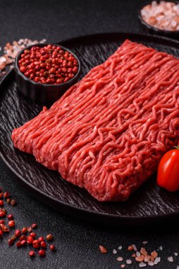 Hamburger için çiğ et ya da domuz eti ya da tuzlu ve baharatlı köfte. Tasarımınız için yemek arkaplanı olarak çiğ et.