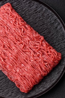 Hamburger için çiğ et ya da domuz eti ya da tuzlu ve baharatlı köfte. Tasarımınız için yemek arkaplanı olarak çiğ et.