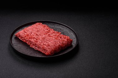 Hamburger için çiğ et ya da domuz eti ya da tuzlu ve baharatlı köfte. Tasarımınız için yemek arkaplanı olarak çiğ et.