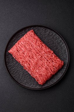 Hamburger için çiğ et ya da domuz eti ya da tuzlu ve baharatlı köfte. Tasarımınız için yemek arkaplanı olarak çiğ et.