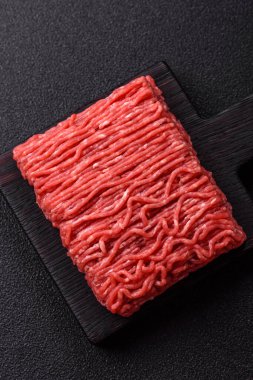 Hamburger için çiğ et ya da domuz eti ya da tuzlu ve baharatlı köfte. Tasarımınız için yemek arkaplanı olarak çiğ et.