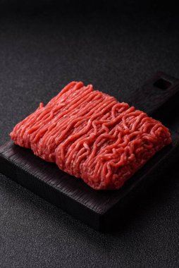 Hamburger için çiğ et ya da domuz eti ya da tuzlu ve baharatlı köfte. Tasarımınız için yemek arkaplanı olarak çiğ et.