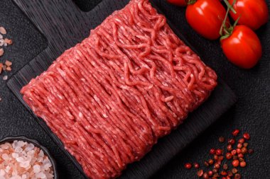 Hamburger için çiğ et ya da domuz eti ya da tuzlu ve baharatlı köfte. Tasarımınız için yemek arkaplanı olarak çiğ et.