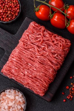 Hamburger için çiğ et ya da domuz eti ya da tuzlu ve baharatlı köfte. Tasarımınız için yemek arkaplanı olarak çiğ et.