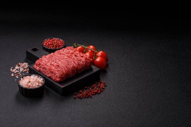 Hamburger için çiğ et ya da domuz eti ya da tuzlu ve baharatlı köfte. Tasarımınız için yemek arkaplanı olarak çiğ et.