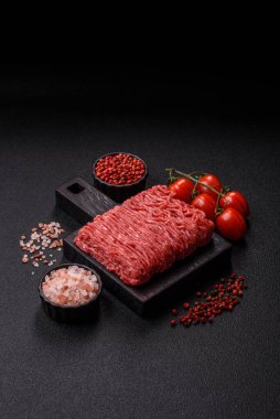 Hamburger için çiğ et ya da domuz eti ya da tuzlu ve baharatlı köfte. Tasarımınız için yemek arkaplanı olarak çiğ et.