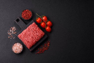 Hamburger için çiğ et ya da domuz eti ya da tuzlu ve baharatlı köfte. Tasarımınız için yemek arkaplanı olarak çiğ et.