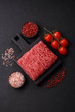 Hamburger için çiğ et ya da domuz eti ya da tuzlu ve baharatlı köfte. Tasarımınız için yemek arkaplanı olarak çiğ et.