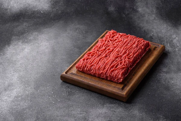 Hamburger için çiğ et ya da domuz eti ya da tuzlu ve baharatlı köfte. Tasarımınız için yemek arkaplanı olarak çiğ et.