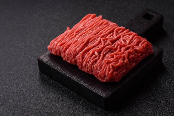 Hamburger için çiğ et ya da domuz eti ya da tuzlu ve baharatlı köfte. Tasarımınız için yemek arkaplanı olarak çiğ et.