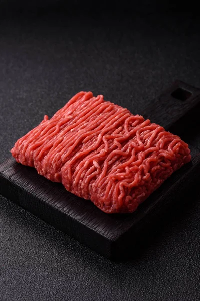 Hamburger için çiğ et ya da domuz eti ya da tuzlu ve baharatlı köfte. Tasarımınız için yemek arkaplanı olarak çiğ et.