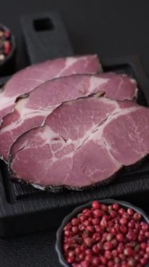 Kahvaltıda et, füme jambon ya da domuz sosisi dilimlenmiş sandviç. Tasarımın için dilimlenmiş jambon.