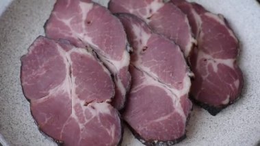 Kahvaltıda et, füme jambon ya da domuz sosisi dilimlenmiş sandviç. Tasarımın için dilimlenmiş jambon.