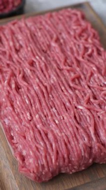 Hamburger için çiğ et ya da domuz eti ya da tuzlu ve baharatlı köfte. Tasarımınız için yemek arkaplanı olarak çiğ et.