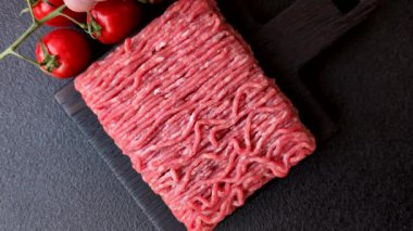 Hamburger için çiğ et ya da domuz eti ya da tuzlu ve baharatlı köfte. Tasarımınız için yemek arkaplanı olarak çiğ et.