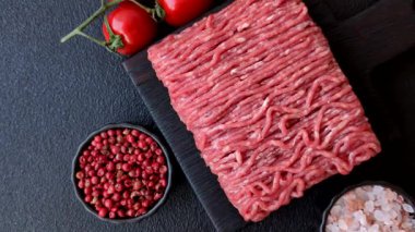 Hamburger için çiğ et ya da domuz eti ya da tuzlu ve baharatlı köfte. Tasarımınız için yemek arkaplanı olarak çiğ et.