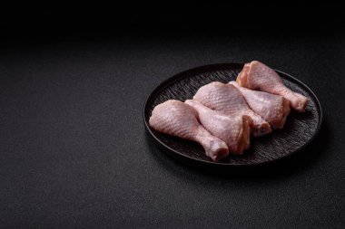Tavuk eti, çiğ but. Tuz ve baharatla ızgara yapmak için. Tasarımın için yemek arkaplanı olarak çiğ tavuk budu.