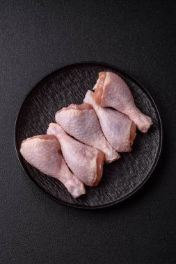 Tavuk eti, çiğ but. Tuz ve baharatla ızgara yapmak için. Tasarımın için yemek arkaplanı olarak çiğ tavuk budu.