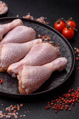 Tavuk eti, çiğ but. Tuz ve baharatla ızgara yapmak için. Tasarımın için yemek arkaplanı olarak çiğ tavuk budu.