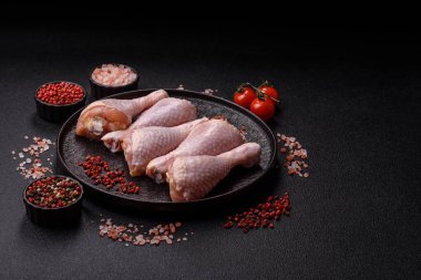 Tavuk eti, çiğ but. Tuz ve baharatla ızgara yapmak için. Tasarımın için yemek arkaplanı olarak çiğ tavuk budu.