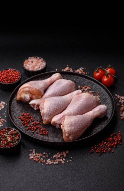 Tavuk eti, çiğ but. Tuz ve baharatla ızgara yapmak için. Tasarımın için yemek arkaplanı olarak çiğ tavuk budu.