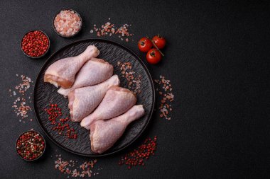 Tavuk eti, çiğ but. Tuz ve baharatla ızgara yapmak için. Tasarımın için yemek arkaplanı olarak çiğ tavuk budu.