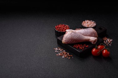 Tavuk eti, çiğ but. Tuz ve baharatla ızgara yapmak için. Tasarımın için yemek arkaplanı olarak çiğ tavuk budu.