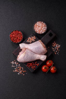Tavuk eti, çiğ but. Tuz ve baharatla ızgara yapmak için. Tasarımın için yemek arkaplanı olarak çiğ tavuk budu.