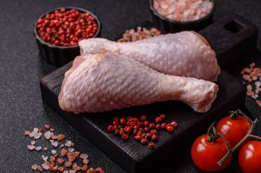 Tavuk eti, çiğ but. Tuz ve baharatla ızgara yapmak için. Tasarımın için yemek arkaplanı olarak çiğ tavuk budu.