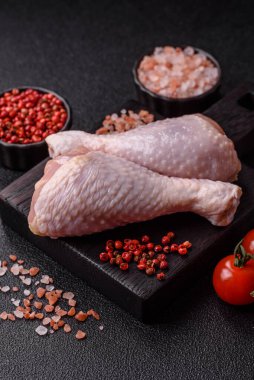 Tavuk eti, çiğ but. Tuz ve baharatla ızgara yapmak için. Tasarımın için yemek arkaplanı olarak çiğ tavuk budu.