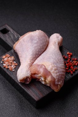 Tavuk eti, çiğ but. Tuz ve baharatla ızgara yapmak için. Tasarımın için yemek arkaplanı olarak çiğ tavuk budu.