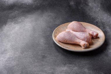 Tavuk eti, çiğ but. Tuz ve baharatla ızgara yapmak için. Tasarımın için yemek arkaplanı olarak çiğ tavuk budu.