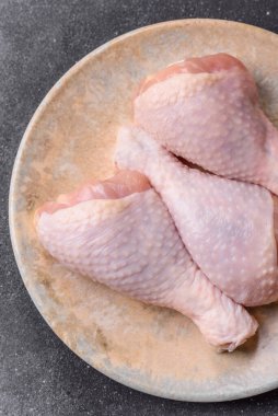 Tavuk eti, çiğ but. Tuz ve baharatla ızgara yapmak için. Tasarımın için yemek arkaplanı olarak çiğ tavuk budu.